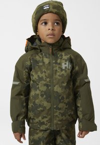 Chaqueta de camuflaje en tonos de verde. Cuenta con un cierre frontal, capucha ajustable y acentos reflectantes en las mangas.