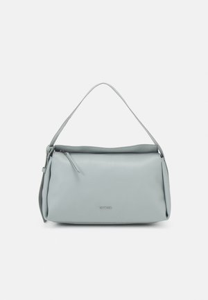 Sac à main Calvin Klein gris clair avec une seule bandoulière, fermeture éclair et logo discret au centre avant.