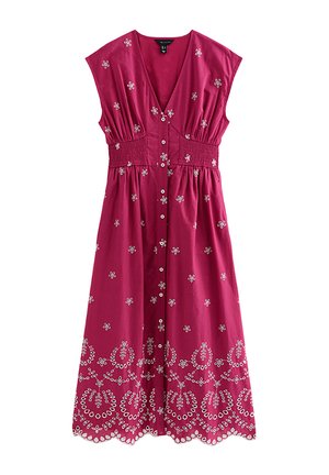 Bezrekawowa, głęboko różowa sukienka midi z dekoltem w serek, guzikami z przodu, marszczoną talią oraz białą kwiatową haftowaną dekoracją na całej powierzchni i wzdłuż falistego dołu.