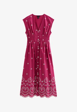 Vestido midi sin mangas de color rosa intenso con escote en V, botones delanteros, cintura fruncida y bordado floral blanco en todo el vestido y a lo largo del dobladillo con borde ondulado.