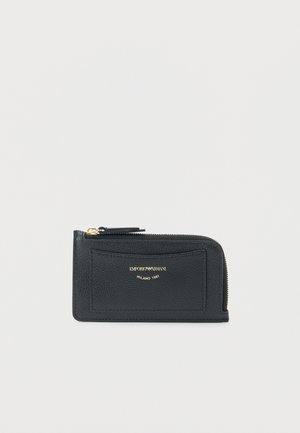 Črni usnjeni denarnica z zadrgo okoli in z zlatim zadrgo ter logotipom Emporio Armani Milano 1981 v zlati barvi na sprednjem žepu.