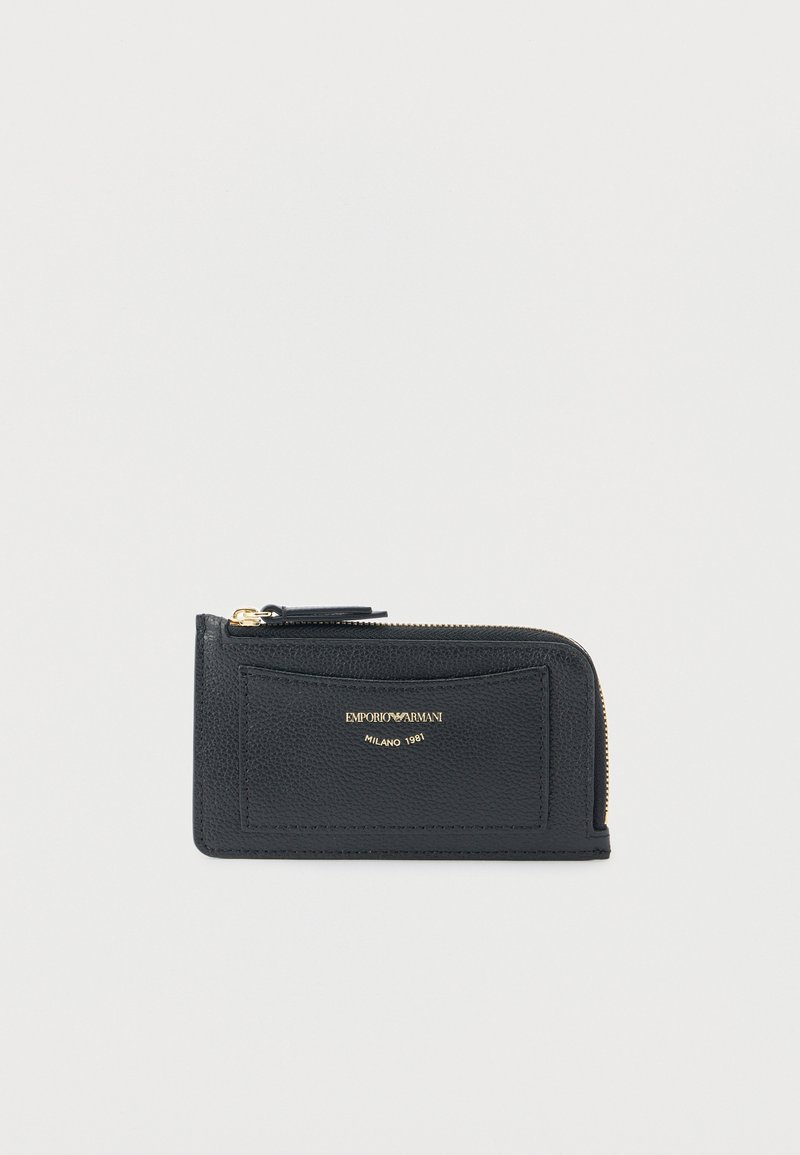 Μαύρο δερμάτινο πορτοφόλι με φερμουάρ που κλείνει γύρω γύρω, με χρυσό φερμουάρ και το λογότυπο Emporio Armani Milano 1981 ανάγλυφο σε χρυσό στην μπροστινή θήκη.