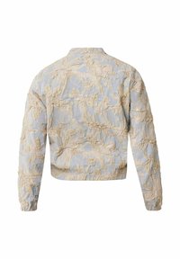 Veste bomber bleu clair avec un motif floral beige brodé, design court, poignets et ourlet côtelés, présentant des détails en tissu texturé.