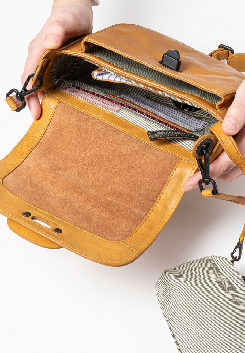 Aunts & Uncles MRS TARTLET - Umhängetasche - satin brass