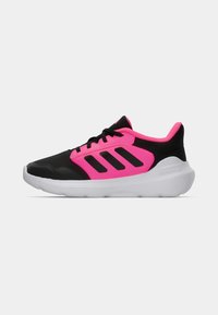 Zwarte en roze sportschoenen met een ademend mesh bovenwerk, drie zwarte strepen, een afgeronde witte zool en "CLOUDFOAM" branding aan de zijkant.