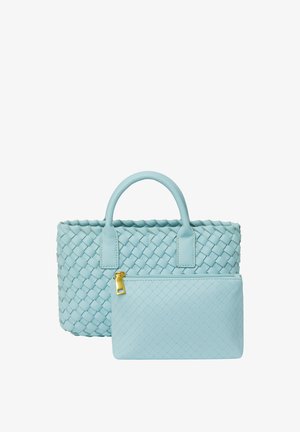 Sac en cuir tressé bleu clair avec poignées supérieures et une pochette zippée amovible, présentant une texture lisse et un motif de diamant subtil.