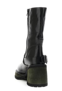 Černá kožená vysoká bota po kolena s texturovaným zeleným blokovým podpatkem, zipovým uzavřením a dekoračním páskem s detaily s přezkou.