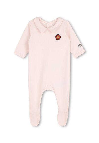 Combinaison bébé rose pâle à manches longues, col Peter Pan, fleur rouge brodée sur la poitrine et nom de la marque sur la manche gauche.