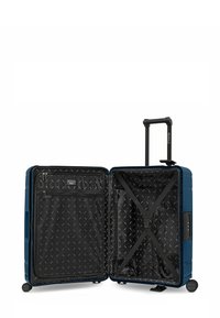 Maleta rígida azul con un exterior texturizado, doble cremallera y un interior negro que incluye correas cruzadas, un bolsillo de malla y un patrón de diamante.