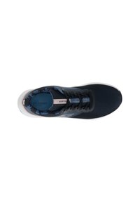 Scarpa sportiva blu scuro con tomaia testurizzata, suola bianca e soletta decorata. Presenta lacci e un logo sul lato.