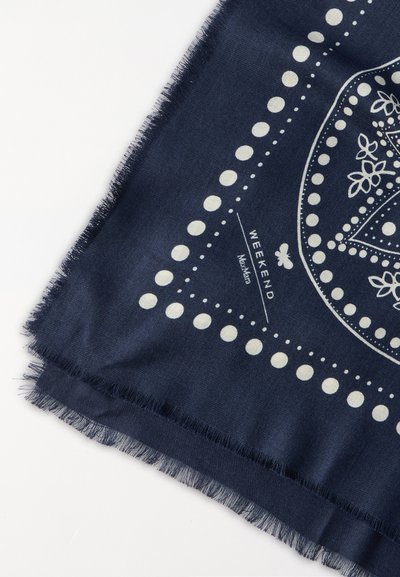 Μπλε σκούρο φουλάρι με λευκά τυπωμένα σχέδια, που περιλαμβάνουν κύκλους και λουλουδένια μοτίβα, με κρόσσια στην άκρη και λεπτομέρεια κειμένου "WEEKEND".