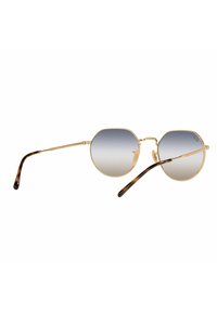 Gafas de sol de metal dorado con lentes octagonales, que presentan un tinte degradado y acentos de carey en las patillas. Diseño elegante y ligero.