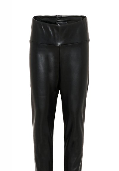 Zwarte faux leren broek met een brede tailleband, een aansluitende silhoët, een gladde textuur en zonder zichtbare naden of zakken.
