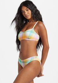 Set di bikini con motivo a quadretti dai colori pastello, realizzato in tessuto elasticizzato. Il top ha spalline sottili; il fondo offre una vestibilità a vita bassa.