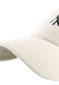 Ασπρό καπέλο μπέιζμπολ από κορδούροι με καμπύλη γείσο, διακοσμημένο με μαύρα κεντημένα γράμματα στο μπροστινό μέρος και με υφή στην επιφάνεια.