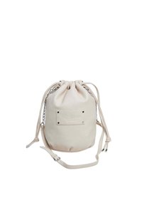 Bolsa de tiro de imitación de cuero beige con forma redondeada, acentos de cadena plateada y una placa de marca en la parte frontal. Correa de hombro ajustable.