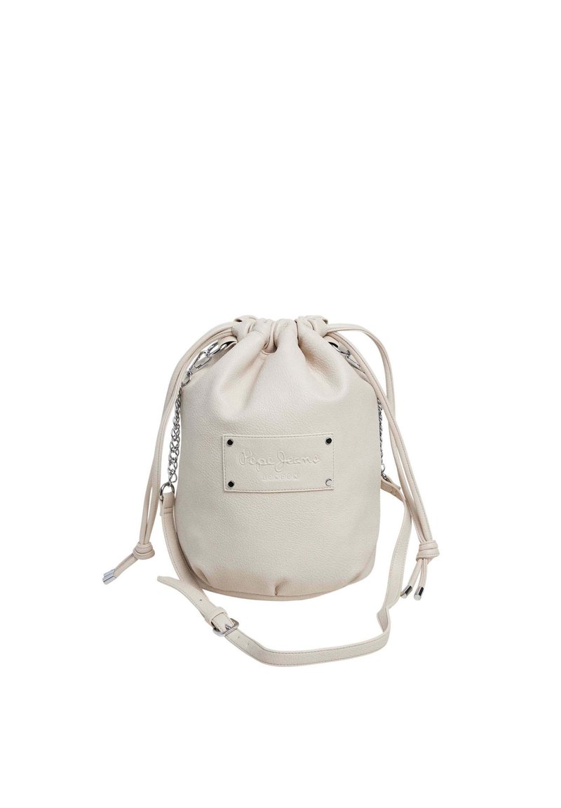 Bolsa de tiro de imitación de cuero beige con forma redondeada, acentos de cadena plateada y una placa de marca en la parte frontal. Correa de hombro ajustable.