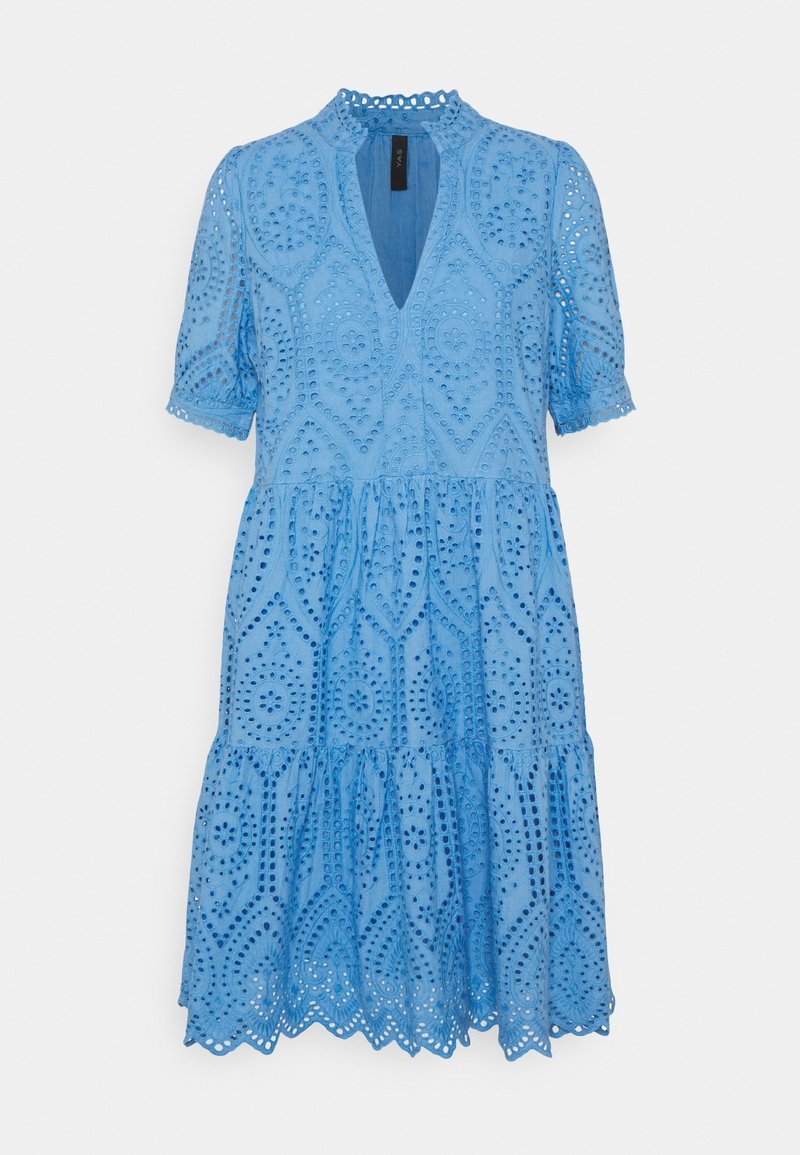 Robe bleue en dentelle œillet longueur genou avec manches courtes, col en V, jupe à volants et ourlet festonné.