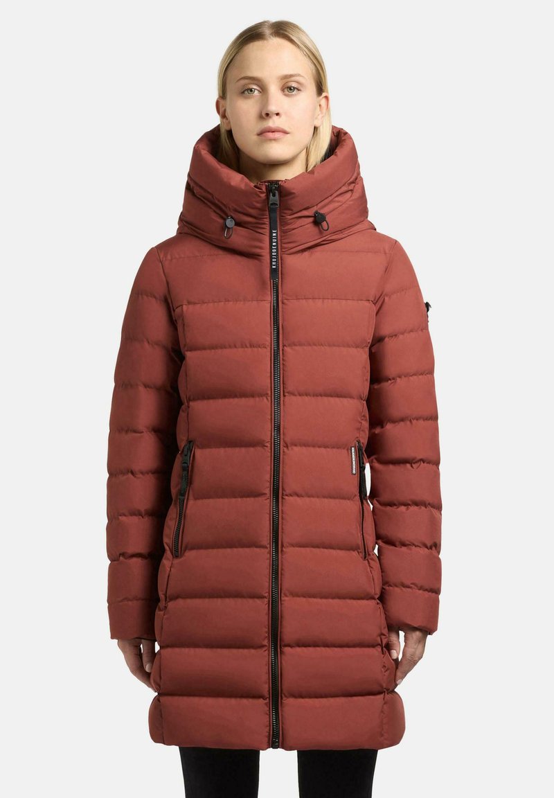 Cappotto imbottito rosso con colletto alto, chiusura frontale con zip e cordoncini regolabili. Presenta tasche laterali e una vestibilità su misura.