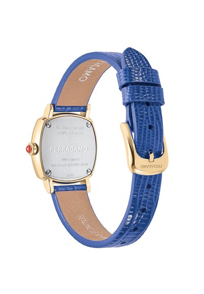 Ferragamo riešinis laikrodis su aukso spalvos nerūdijančio plieno korpusu, safyro stiklu ir mėlynu tekstūruotu odiniu dirželiu su sagtimi.