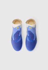 Para niebieskich sneakersów Nike w stylu skarpet z żółtymi logo, teksturowaną dzianiną górną i kremowym wnętrzem, widziana z góry na białym tle.