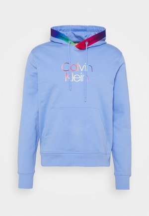 Světlounce modrá mikina s kapucí z měkké tkaniny. Má přední kapsu, stahovací šňůrky a vícebarevné logo "Calvin Klein" na hrudi.