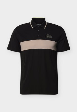 Μαύρο πόλο μπλουζάκι με κοντά μανίκια και μπεζ οριζόντια ρίγα στο ύψος του στήθους, τρία κουμπιά και το λογότυπο EA7 Emporio Armani στην αριστερή πλευρά.