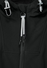 Černá softshellová bunda se zipem vpředu, s kapucí, hladkým povrchem a kontrastními bílými stahovacími šňůrkami s černými konci a kovovými detaily.