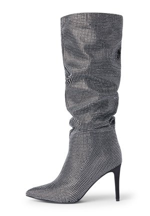 Luźne, wysokie kozaki do kolan z czarnej fakturowanej tkaniny z metalicznymi akcentami. Spiczasty nosek i obcas typu stiletto. Elastyczne dopasowanie z marszczonym wzorem.