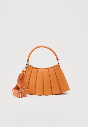 Sac à main plissé orange avec une poignée supérieure incurvée et une bandoulière réglable fixée avec des ferrures argentées.