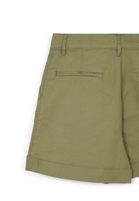 Shorts in cotone verde oliva con una vestibilità rilassata, caratterizzati da tasche frontali e posteriori e un orlo risvolto. Texture liscia e design classico.