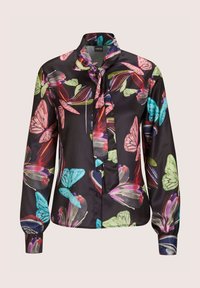 Schwarze Bluse mit langen Ärmeln, buntem Schmetterlingsdruck und einer gebundenen Schleifen-Kragen. Sie hat eine durchgängige Knopfleiste und elastische Bündchen.