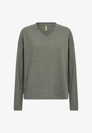 Pull en V en tissu tricoté texturé et côtelé. Couleur : vert olive muted. Manches longues avec épaules tombantes. Coupe simple et droite.