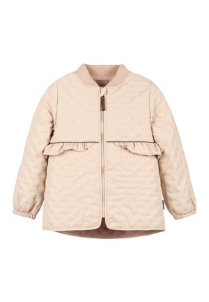 Jasnoróżowa pikowana kurtka z zamkiem z przodu, zdobiona pionowymi marszczeniami na szwach, z prążkowanym kołnierzem i elastycznymi mankietami.