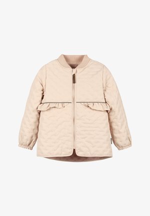 Jasnoróżowa pikowana kurtka z zamkiem z przodu, zdobiona pionowymi marszczeniami na szwach, z prążkowanym kołnierzem i elastycznymi mankietami.