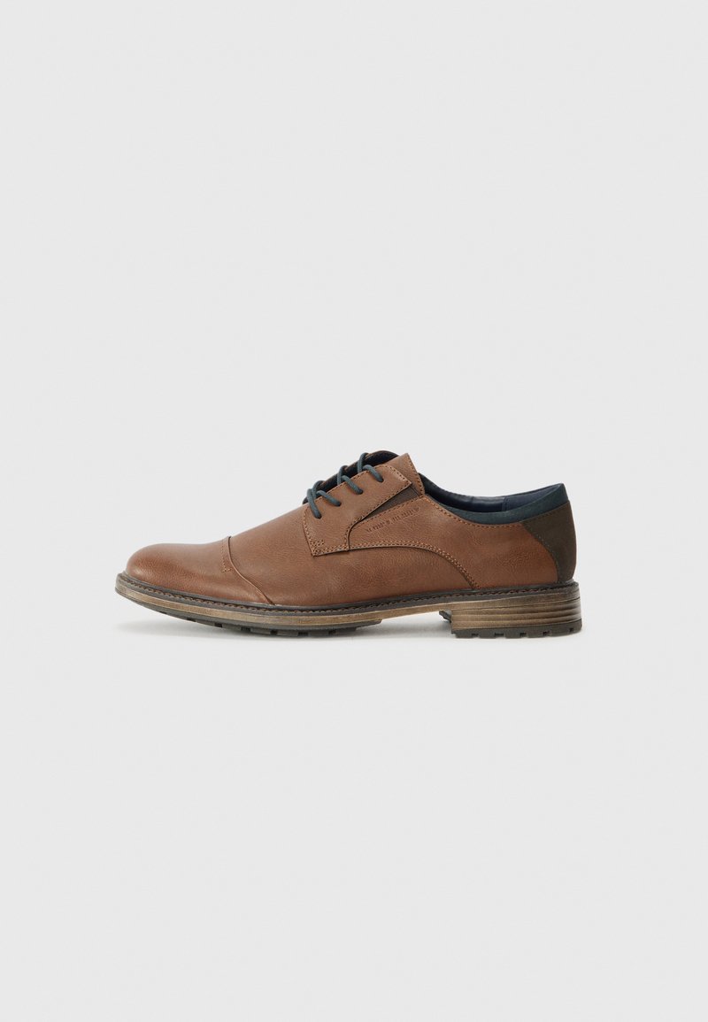 Chaussure en cuir marron avec un bout arrondi, finition texturée, accents bleu marine et fermeture à lacets ; dotée d'une semelle en caoutchouc contrastante.