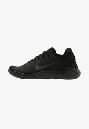 Chaussure de sport noire avec une tige en mesh texturé, une semelle plate et un design minimaliste. Présente un logo swoosh et des lacets ton sur ton.