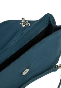 Borsa a tracolla in suede verde acqua con forma piatta. Presenta una chiusura a scatto argentata e una tracolla a catena. L'interno è dotato di due scomparti con fodera nera.