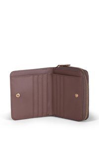Brązowy skórzany portfel otwarty, ukazujący zapinane na zamek przegródki, uchwyty na karty oraz zapięcie na zatrzask z ozdobami w kolorze złotym.