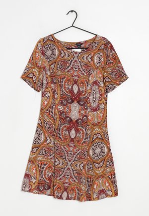 Kortærmet kjole med rund hals i orange, brun og hvid paisley-mønster hængende på sort bøjle mod hvid baggrund.