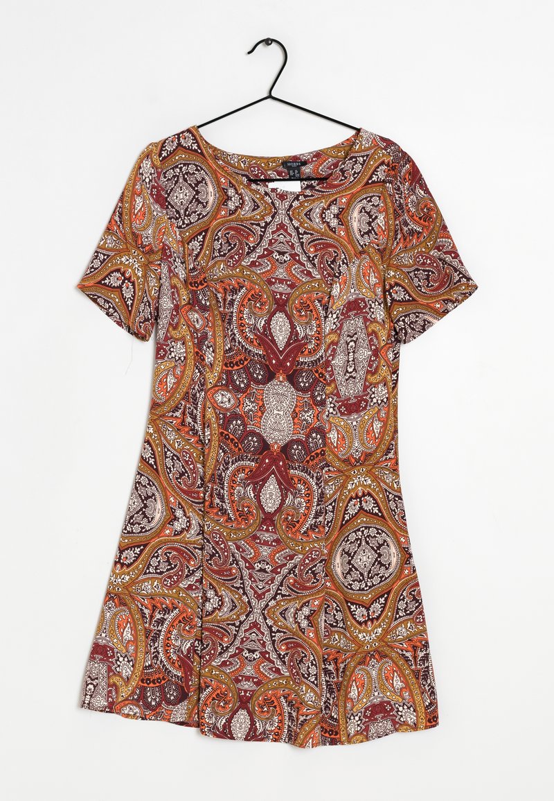 Robe à manches courtes avec col rond en motif cachemire orange, marron et blanc, suspendue sur un cintre noir sur fond blanc.