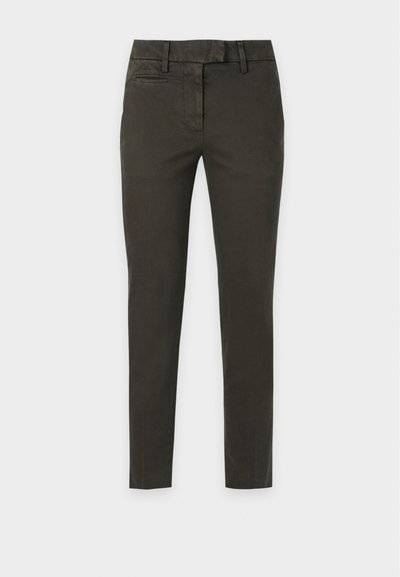 Pantalon slim vert foncé fuselé avec passants de ceinture et poches latérales présenté sur un fond blanc uni.
