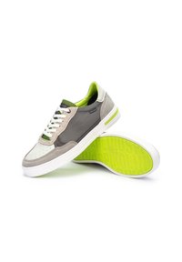 Zapatillas grises y blancas con un acabado texturizado, que presentan un forro interior y suela en verde neón, además de cordones en contraste con detalles.