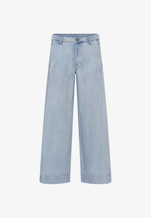 Világoskék farmer, széles szárú nadrág, gombos és zipzáras záródással, övbújtatókkal és varrott szegélyekkel, fehér háttéren előröl megjelenítve.