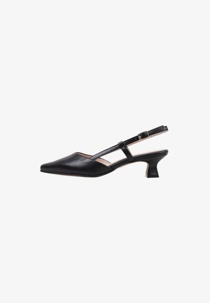 Zapatos de tacón slingback en cuero negro, con punta afilada, correa delgada ajustable y un pequeño tacón grueso. Acabado suave con detalles mínimos.