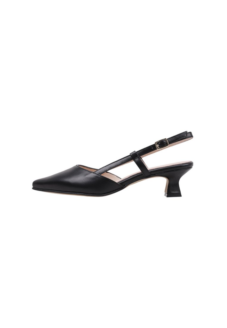 Escarpin noir en cuir à talon ouvert avec un bout pointu, une fine sangle ajustable et un petit talon épais. Fini lisse avec un minimalisme dans les détails.