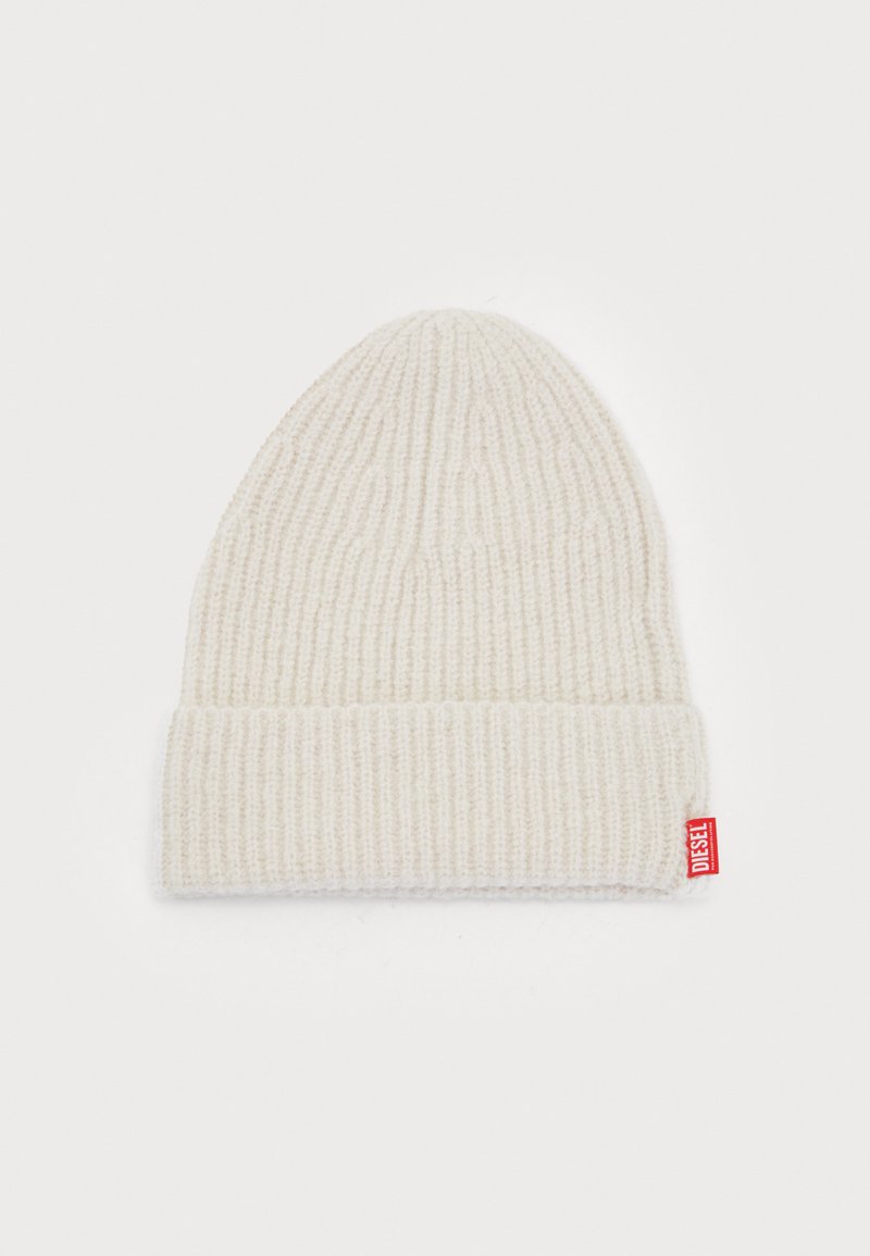 Knit kapica u boji off-white, s rebrastom teksturom, preklopnim rubom i malom crvenom oznakom Diesel s strane.