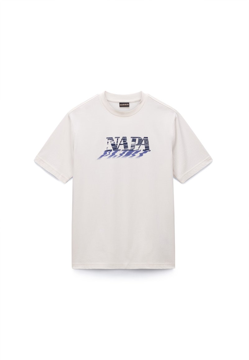 Weißes Baumwoll-T-Shirt mit einem blauen Grafikdruck und dem Schriftzug "NAPA" in stilisierten Buchstaben, kurzen Ärmeln und lockerem Schnitt.