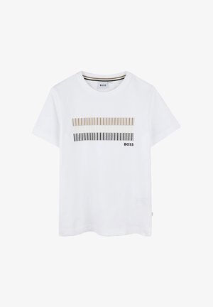 Witte katoenen T-shirt met horizontale strepen in beige en zwart, met "BOSS" in zwarte letters gedrukt onder de strepen. Klassieke ronde halslijn.