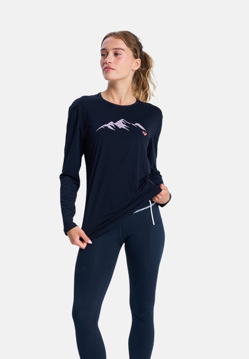Langemouwig marineblauw shirt met een bergafbeelding in lichtgrijs, gemaakt van een gladde stof met een ronde hals en een relaxte pasvorm.